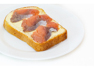 Бутерброд с копченой горбушей и маслом